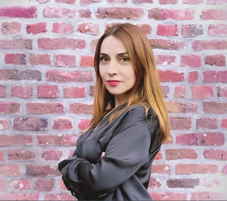 Photo de Fatima Gapaeva devant un mur de briques